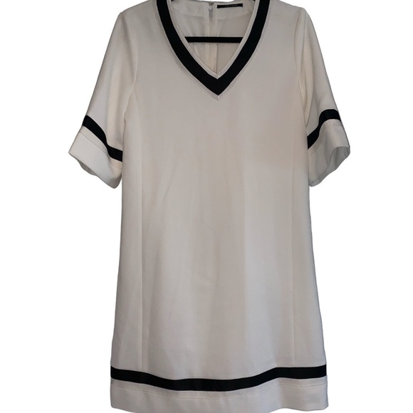 T Tahari Dresses & Skirts - T Tahari dress banded/striped V neck zip & hook closure short sleeves Size 4 NWT